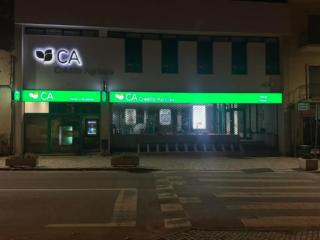 Reclamo luminoso e publicidade de fachada para Crédito Agrícola - Print ao Quadrado